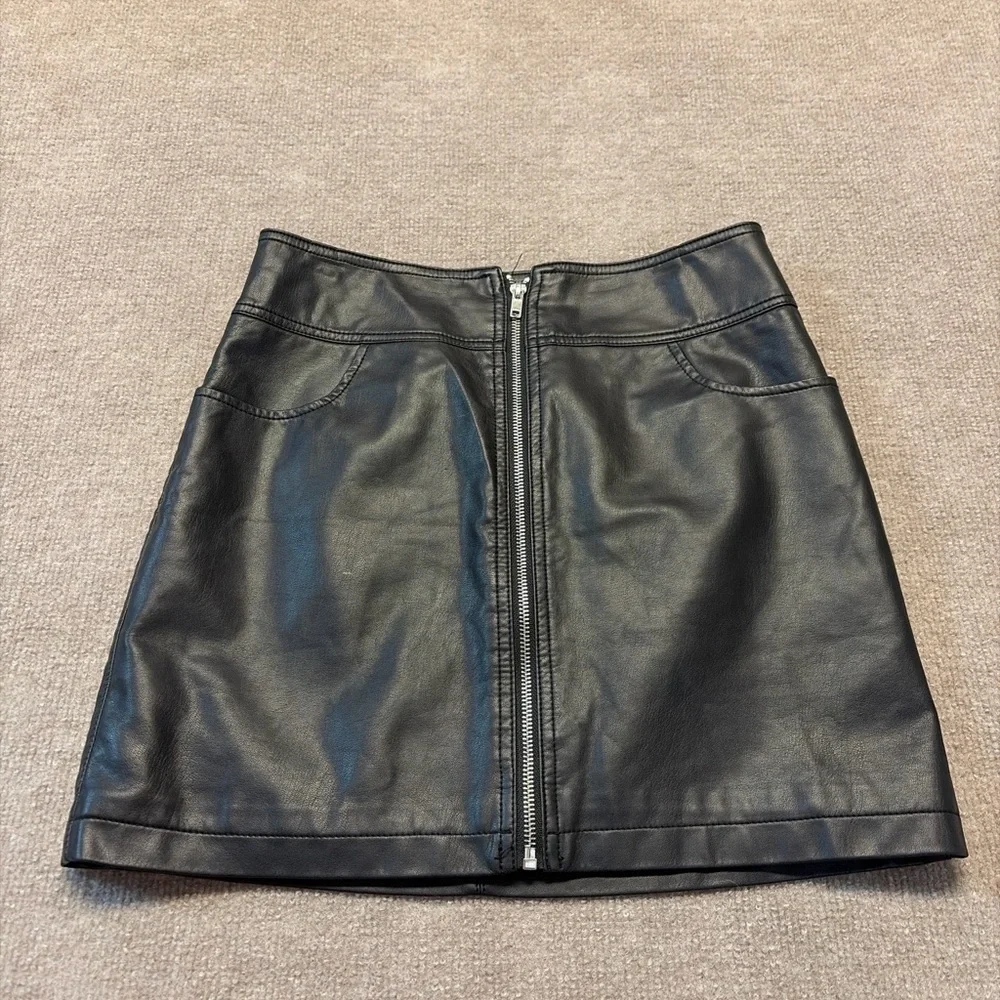 Forever 21 Faux Leather Zip Front Mini Skirt Women’s Medium Black 1964